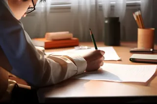 书桌上写作业学习场景特写摄影图