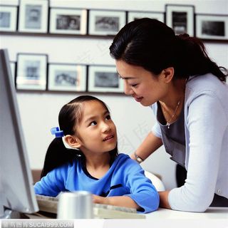 教孩子上网的母亲