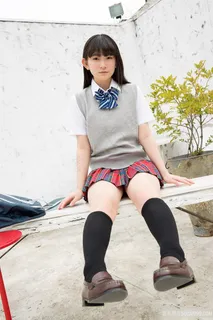 坐在板凳上的高清日本性感美女学生图片