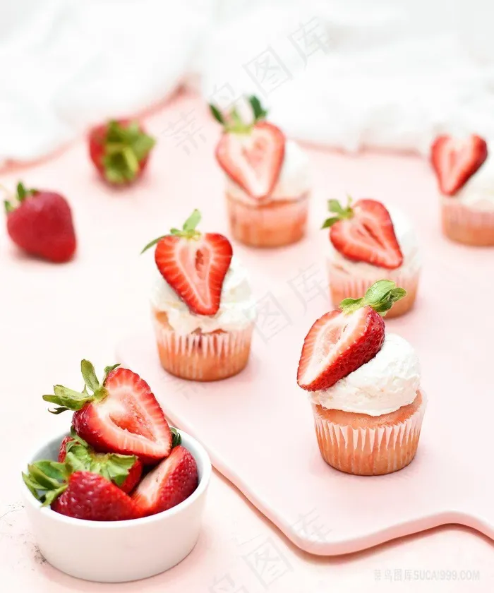 红色草莓杯子蛋糕图片