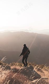 一个人看山的背影图片