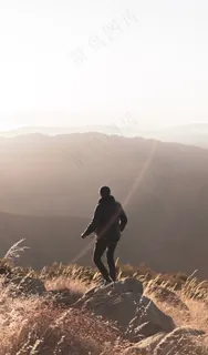 一个人看山的背影图片 一个人看山的背影图片
