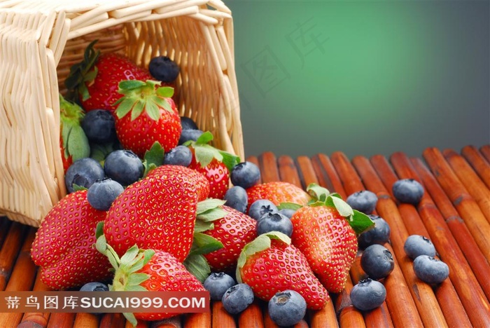草莓蓝莓和竹篮