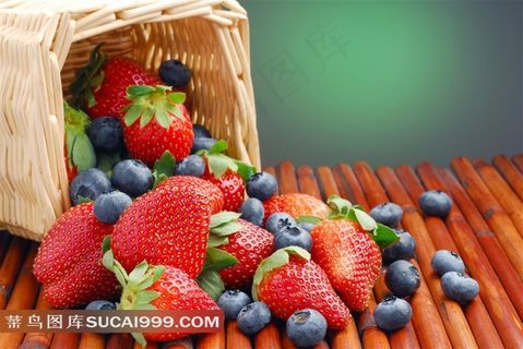 草莓蓝莓和竹篮