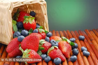 草莓蓝莓和竹篮