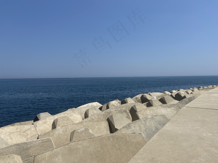 深蓝的海边