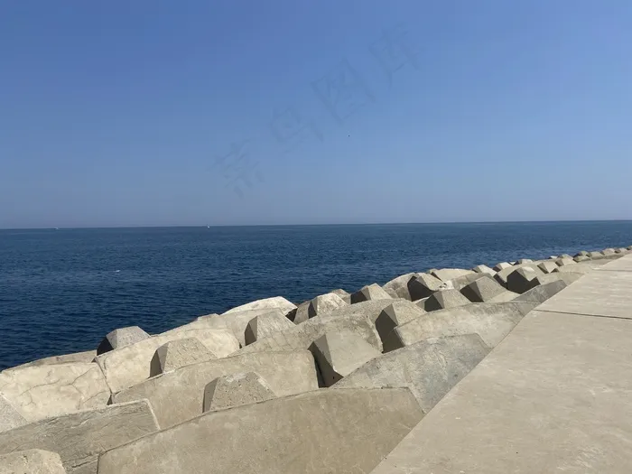 深蓝的海边