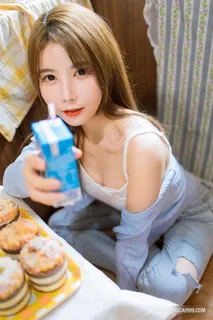 喝牛奶的美女钰慧116美女写真图片