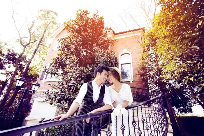 幸福恋人婚纱别墅外拍样片大图