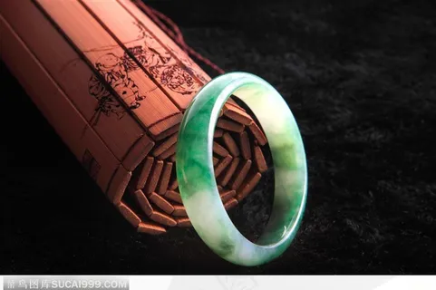 传统工艺-精美的翡翠玉镯