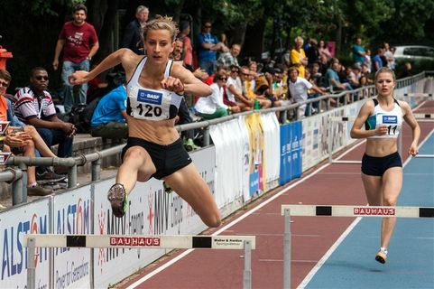 女子跨栏运动比赛图片