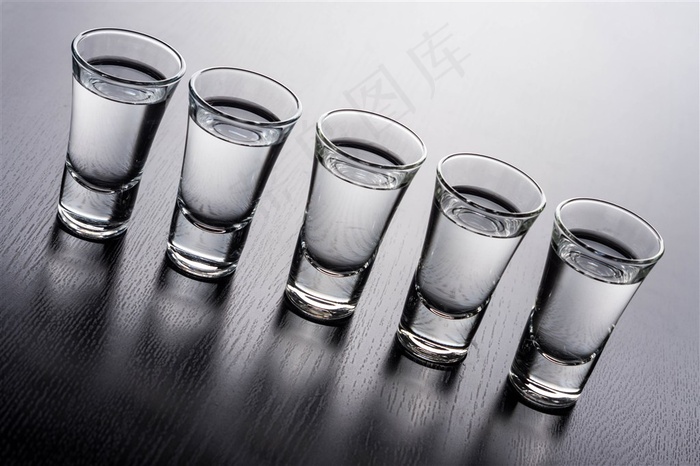 装着好酒的杯子