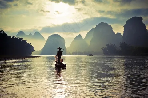 湖面上悠闲自在的撑船人图片欣赏