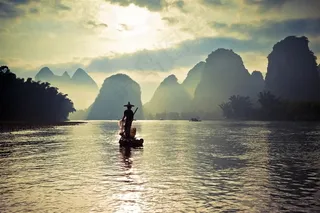 湖面上悠闲自在的撑船人图片欣赏