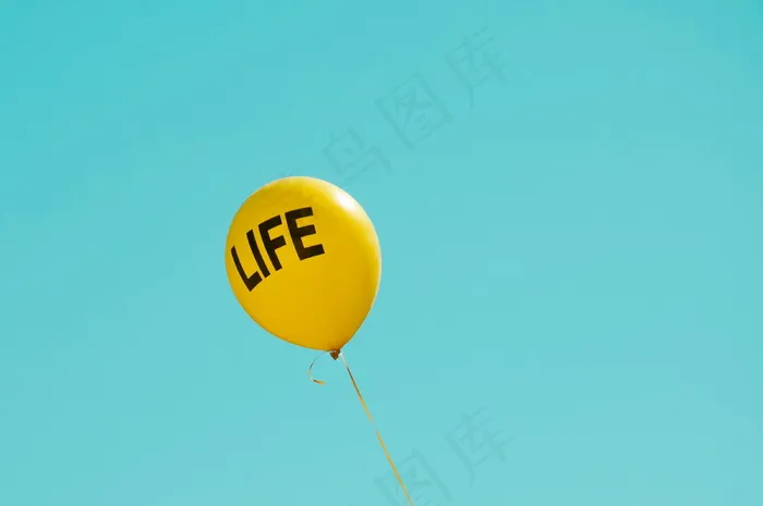 黄色气球蓝色背景图片