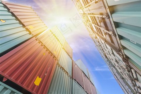 蓝天下货场仓储集装箱摄影