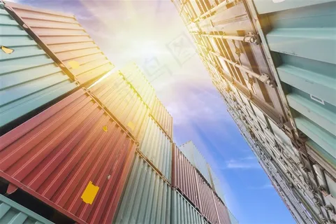 蓝天下货场仓储集装箱摄影