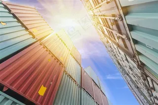 蓝天下货场仓储集装箱摄影