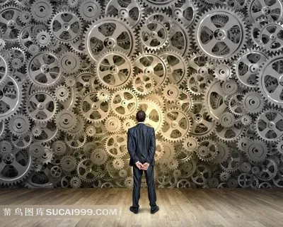 站在齿轮墙前面的男人