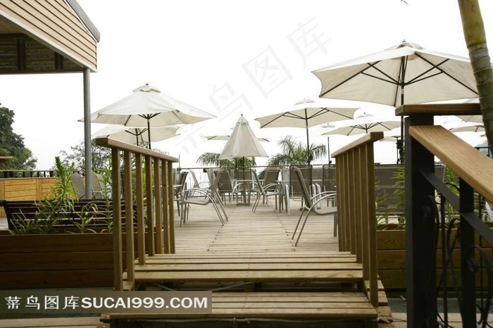 露台入口的木栏杆