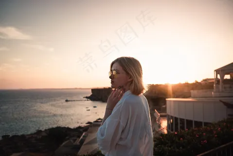 非主流黄昏海边美女写真 非主流黄昏海边美女写真