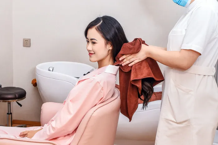 医护人员给产妇洗头）