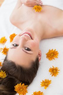 躺着的美女和散落的黄色花朵高清图片