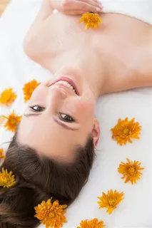 躺着的美女和散落的黄色花朵高清图片