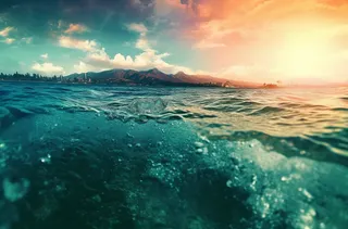 城市附近海洋的美丽景色，流畅的摄影风格，怀旧意象，寒潮，超前卫，蓝绿色，商业意象，创意摄影图