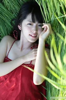 躺在草地上的日本小美女图片 躺在草地上的日本小美女图片