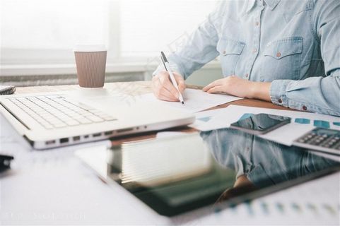 正在签字的商务人士高清图片