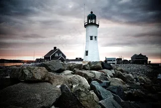 暮色中的灯塔风景图片