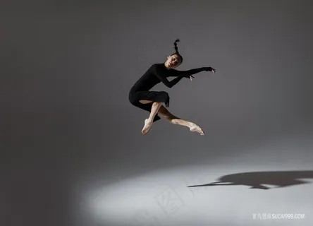 空中舞蹈的女性图片