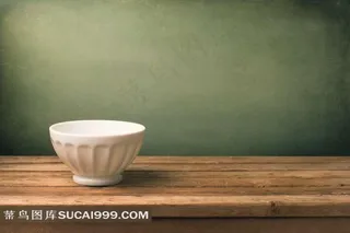 放在桌子上的陶瓷碗图片