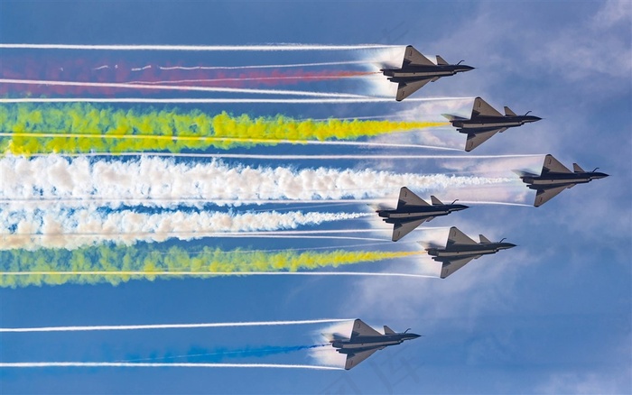 飞行喷彩色气体的歼20隐形飞机