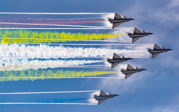 飞行喷彩色气体的歼20隐形飞机