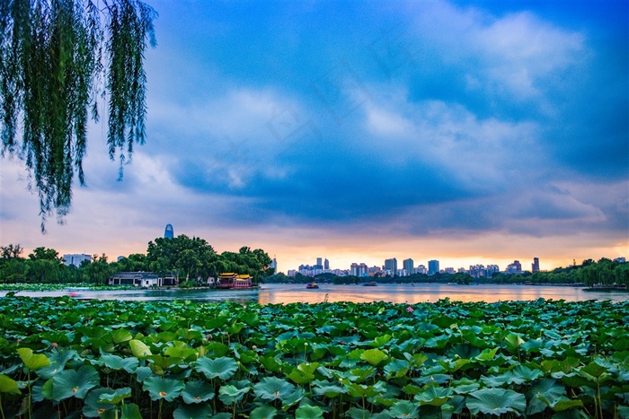 大明湖畔黄昏风景图片