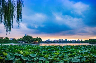 大明湖畔黄昏风景图片