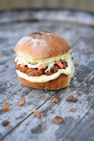 黄色美味汉堡摄影素材