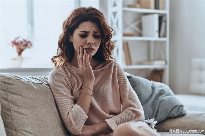 美女牙疼的图片