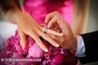 戴戒指图片