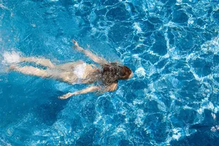 水下的泳装美女