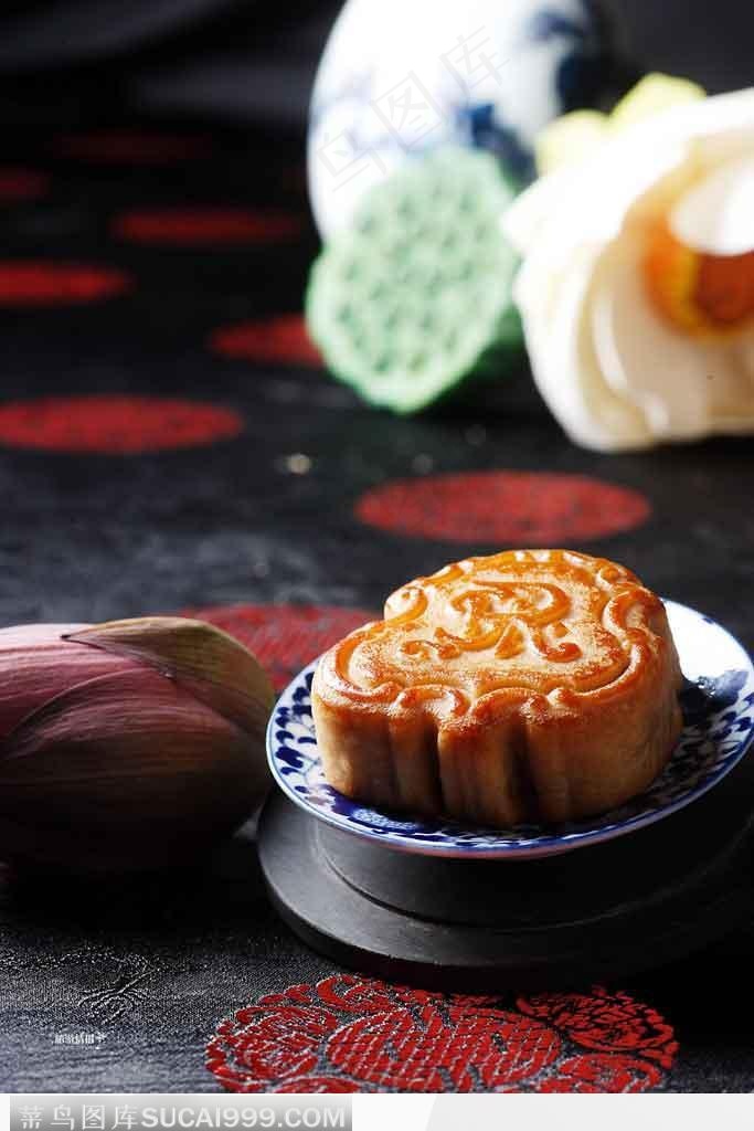 中秋节月饼-装在一个小盘子里的中秋广式月饼