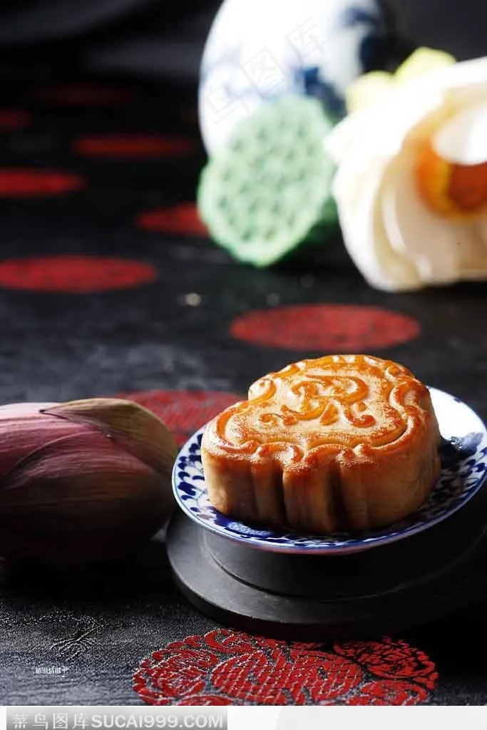中秋节月饼-装在一个小盘子里的中秋广式月饼
