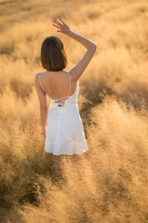 性感短发美女背影图