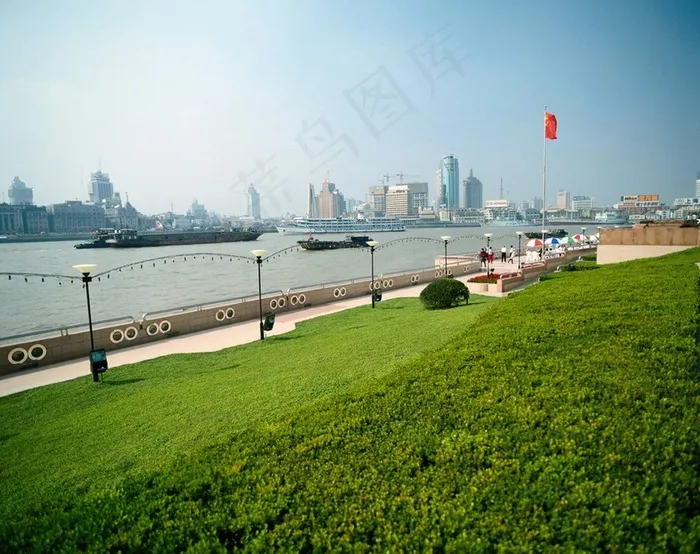 江水两岸的城市与草地