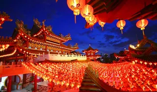 除夕夜大红灯笼高高挂图片