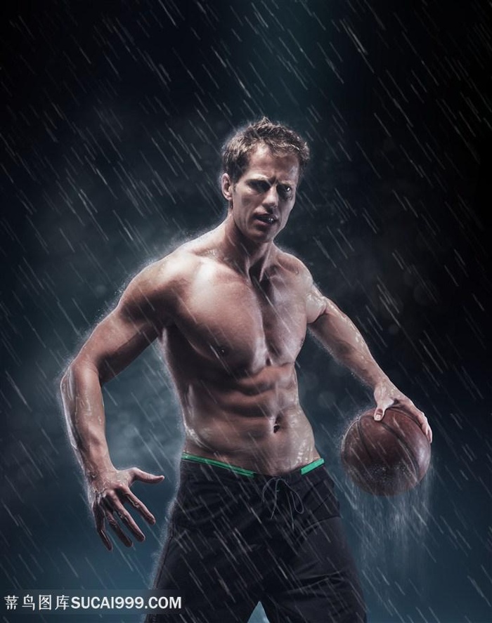 风雨中打篮球的肌肉男