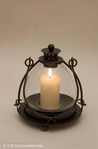 火焰-铁艺手提灯里装着白色的蜡烛