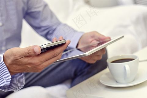 手拿通讯工具的外国男子高清摄像图